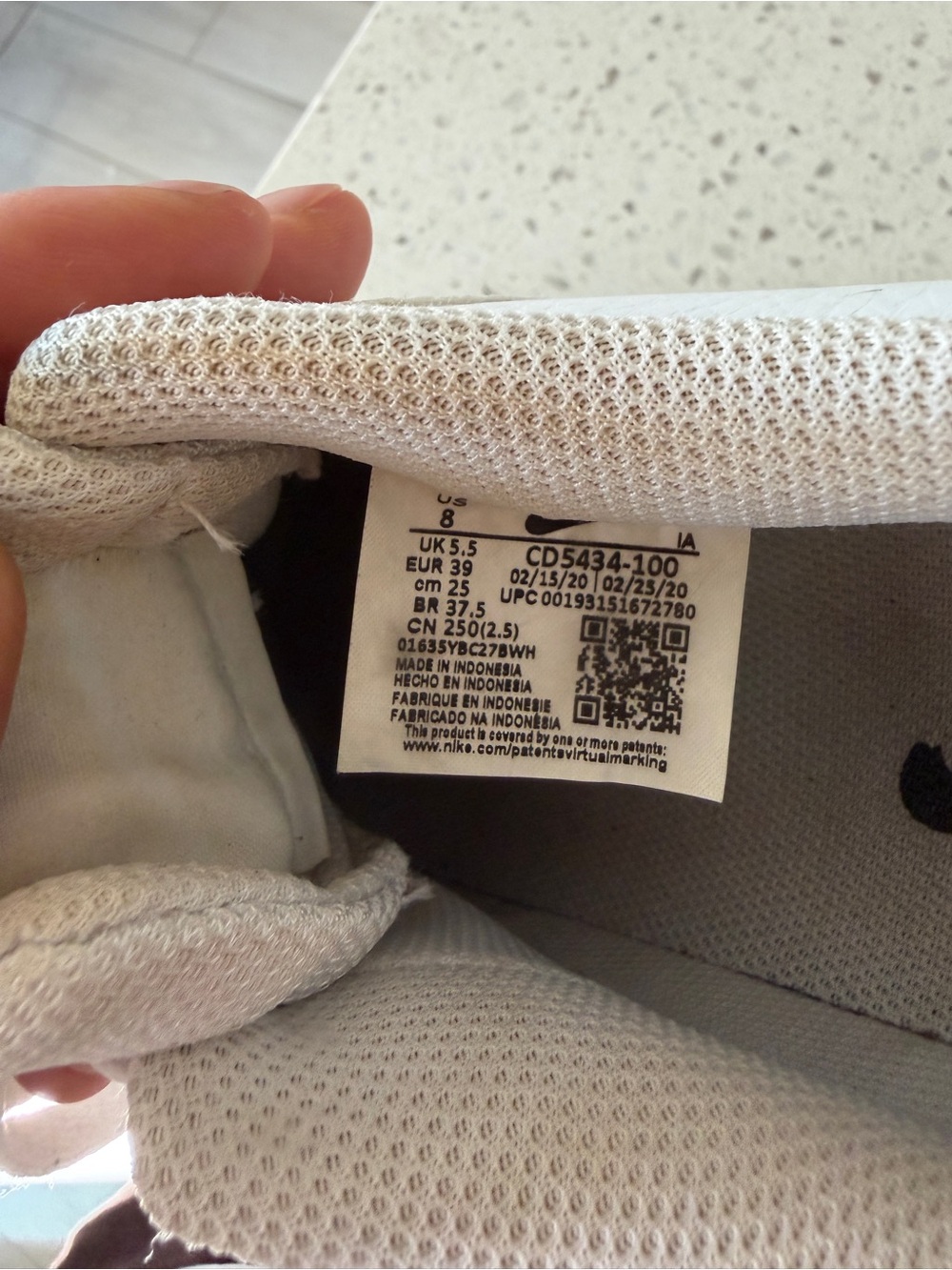 Nike White Sneakers Size 8 Women - Picture 10 of 10